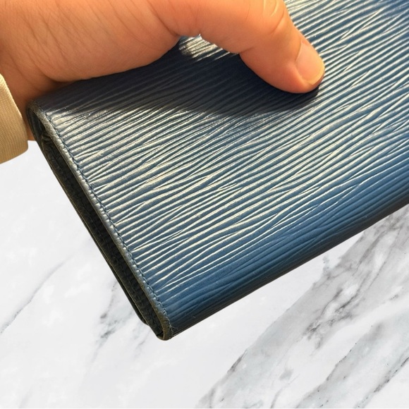 Louis Vuitton Authentic Blue Epi Leather Porte Tresor Wallet with Dustbag - Picture 9 of 16